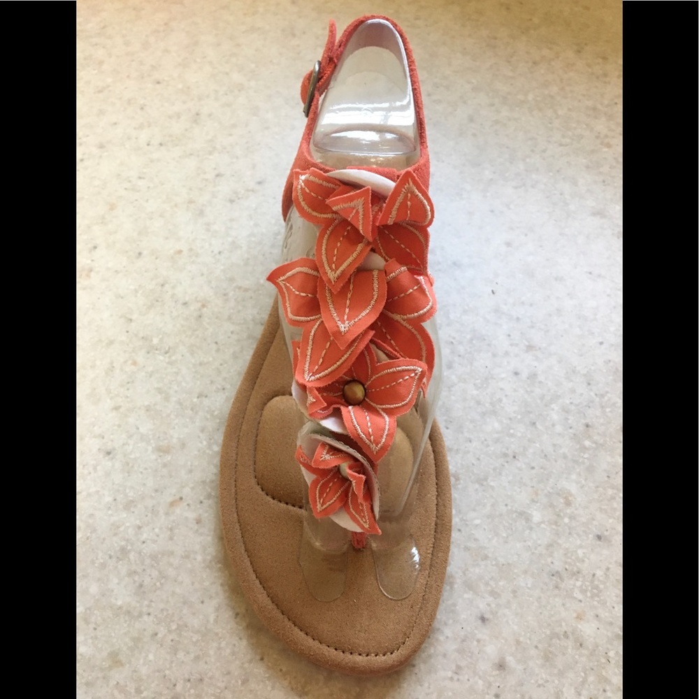 Gorgeous NWT Koolaburra by UGG flower sandal! - Picture 3 of 8